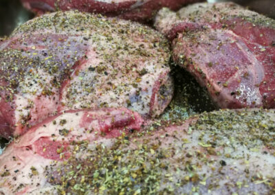 Wildschweinkeule im Entstehungsprozess